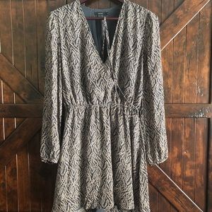 Aritzia Talula flattering wrap dress - size M